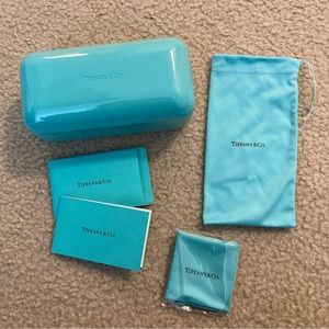 Oversize Tiffany sunglasses case